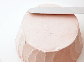 step8: 用抹刀削掉蛋糕表面溢出來的奶油霜，將表面整平。