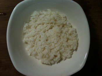 step4: 取出碗公，盛一碗飯備用。