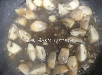 step3: 草菇白鑊小火炒一會，下油爆香蒜蓉，開中火炒勻，下調味汁煮滾。