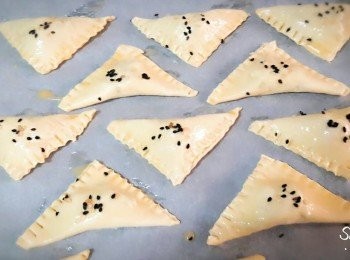 step8: 邊邊用叉子壓形 , 再全體掃上蛋液 , 灑上芝麻