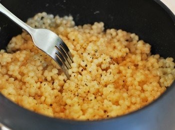 step5: 煮熟後離火，以叉子挑鬆，加入鹽及胡椒調味，降溫備用