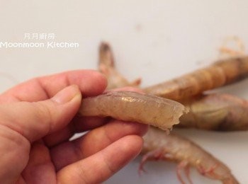 step2: 用刀切去頭部留用，在蝦背開邊留尾。