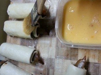 step5: 雞蛋發打成蛋漿,平均搽在酥皮上(底及面都要搽)