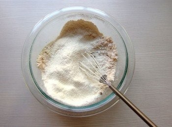 step6: 再加入過篩後的麵粉及泡打粉。