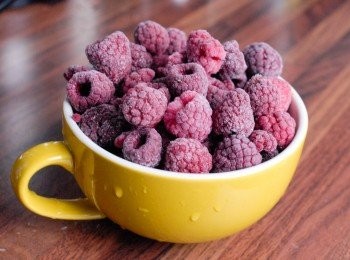 step1: 最好用超市買回來的急凍覆盆子，也可將覆盆子放入冰廂先雪30分鐘，備用 （將水果切小塊）