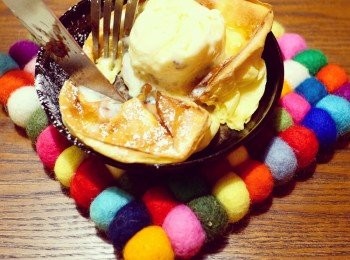 step2: 然後再加上自己喜愛的配料如糖霜、蜜糖、雪糕。一道簡單又漂亮的飯後甜品就完成了！