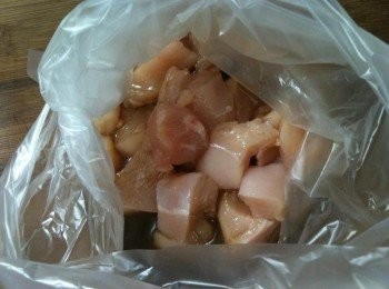 step5: 將步驟4的雞丁放入步驟2的塑膠袋裡。