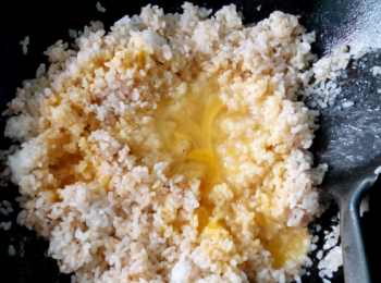 step4: 米飯下鍋翻炒一會，下雞蛋，翻炒均勻。