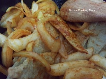 step3: 放入年糕、魚板與炒好的醬料拌勻。