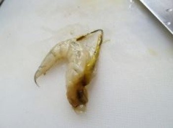 step4: 蝦從背中間切一刀去腸徹底沖水備用。