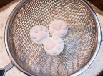 step12: 每粒棉花糖都沾上粉至表面不黏手，再放到網篩中篩去多餘的乾粉即成。