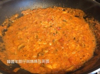 step8: 意粉醬煮滾後加入芝士，試味若味道不足可落鹽調味，