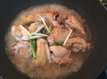 step4: 倒入米酒大火煮到酒精揮發(可聞味道判斷，酒精未揮發前會有嗆味).