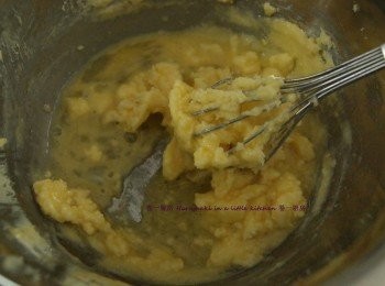 step3: 輕倒入蛋液, 略打至勻混