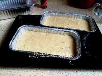 step5: 蛋糕糊倒入錫紙焗盆內 , 再放在焗盆上