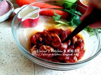 step1: 梅頭肉洗淨切條後放入大碗內 , 加入<span class="group_2">醃料</span>拌勻靜待30分鐘