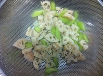 step5: 撈起瀝幹水。