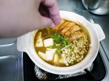 step5: 起鍋前加少許的鹽、糖<span class="group_2">調味</span>，最後撒上蔥綠與九層塔末即可(我使用的是乾燥九層塔末)