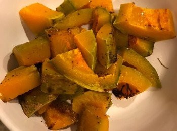 step1: 先把南瓜放到烤箱內烤焗, 不用加任何調味.如果沒有烤爐, 可以改用叮叮爐. 也可用易潔獲用慢火乾煎.