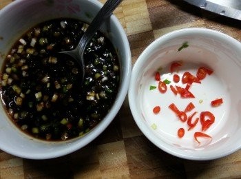 step6: 將另一條蔥及紫天椒切幼粒,加入照燒汁內拌勻