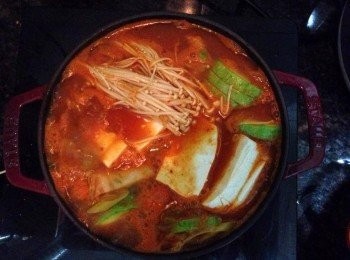 step5: 再加入豆腐、金針菇、翠肉瓜，等湯汁煮滾，灑上蔥花裝飾後即完成