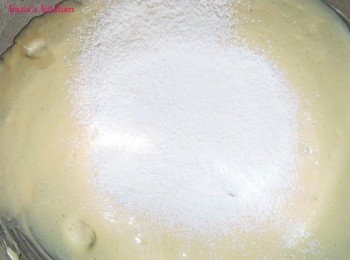 step6: 最後再將麵粉過篩加入仔細拌勻後放置一旁備用.