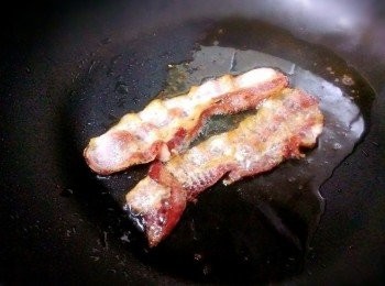 step2: 培根先煎過~切成小塊