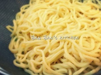 step1: 麵餅放入滾水中發散即撈起隔乾水備用。