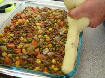 step8: 將牛肉放進大焗盤內, 掃平後面鋪上薯蓉