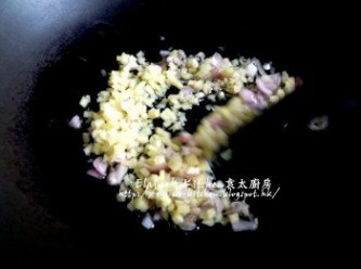 step2: 加入3湯匙油入鑊中燒熱 , 爆香薑粒及乾蔥粒有香味