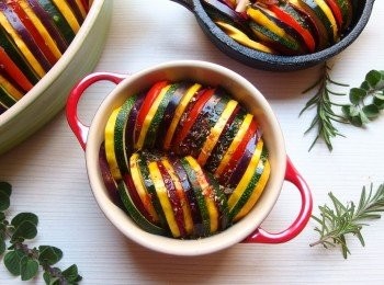 step7: 宴客時可以一次多準備一些,當開胃菜或配菜都好適合。完成後送進烤箱,將溫度降至180度c烘烤30-40分鐘。(小烤盤尺吋只需20分鐘),烘烤時間因每家烤箱皆不同需做調整。