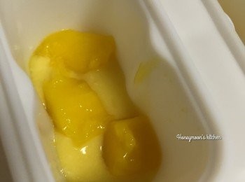 step2: 按順序把材料放入模具
第1層先放芒果粒>芒果蓉。
第2層芒果粒>芒椰。
第3層芒果粒>椰奶。