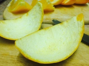 step1: 先把橙用梳打粉徹底洗淨。切去頭尾有椗部分，剩餘的切成四份起肉。