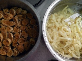step1: 筍乾洗淨.泡水約2小時再熱水過一下~ 豆輪泡水至軟備用