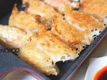 step18: 淋上麵粉水煎出的鍋貼,非常酥脆