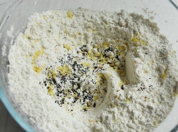 step4: 再下蛋黃拌勻，然後篩入麵粉，鹽，檸檬皮及茶葉拌勻，最後加兩至三大匙[步驟二]的紅茶拌勻