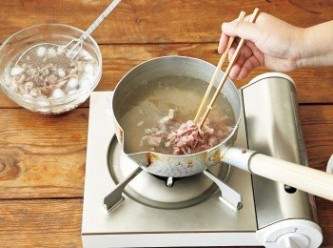 step3: 用另一個鍋子煮沸熱水，將牛肉一片一片放入。煮熟後放入冰水中冰鎮，再撈起放在廚房紙巾上吸除水分。放涼備用。