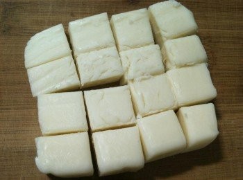 step10: 待步驟9的炊飯放涼後，將Mozzarella乾酪切塊備用（Mozzarella乾酪不要切得太小塊，才有爆漿口感）。