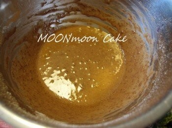 step4: 一次篩入混合粉，用刮刀拌勻至沒有粒狀為止。