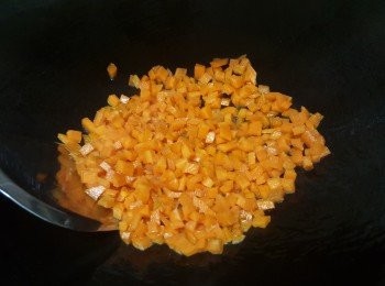 step4: 鑊洗淨燒熱，倒入花生油，再倒入甘筍粒炒1分鐘