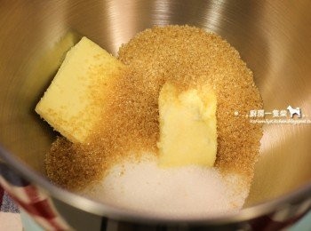 step2: 軟化的無鹽奶油+細砂糖+二砂糖放入盆中，攪拌融合。
