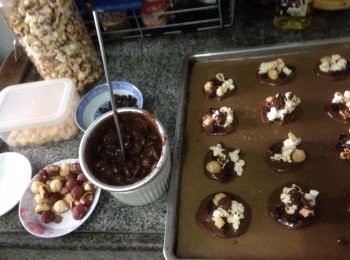 step1: 先凖備好所有材料，並將朱古力料加入可可油脂及防潮朱古力粉入碗內隔水座溶攪拌至滑流備用