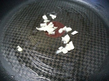 step5: 起油鑊先爆香一半蒜頭