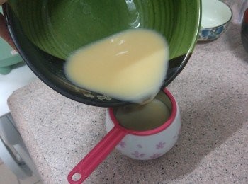 step3: 過篩再倒入放了配料的茶碗   （配料隨意， 我只放了蟹柳段）