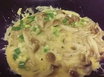 step4: 熱油鍋 將備妥的蛋液 倒入鍋內 用中小火輕輕翻拌