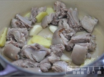 step2: 用多薑、蒜頭起鑊，爆香羊腩