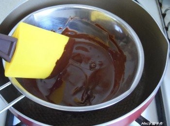 step1: 黑巧克力隔水加熱融化