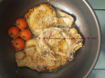 step1: 豬扒醃料:
豬扒冲水吸乾水份之後, 用刀柄略拍鬆豬扒, 以少鹽,少糖, 適量廚房拌勻,醃1小時以上或放雪櫃過夜

調味:
紹興酒, 黑胡椒, 香草 (適量)