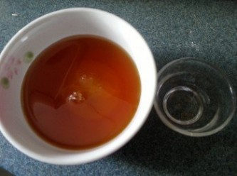 step1: 先做皮部份:
先將鹼水半茶匙拌入110g糖漿