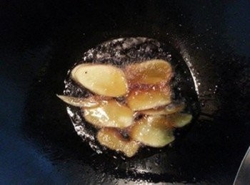 step1: 糯米洗淨泡水1小時.雞腿切塊汆燙備用.薑片麻油爆香